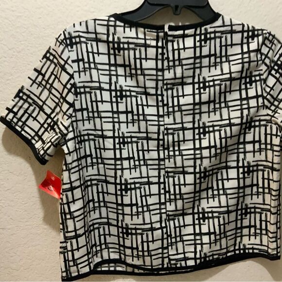 ⭐️FOREVER 21 White and Black Top size small T1 - Picture 5 of 10